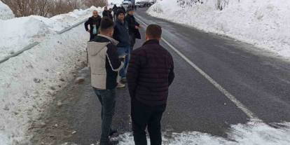 Hakkari-Van kara yoluna çığ düştü
