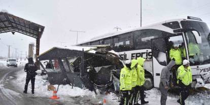 Bitlis’te yolcu otobüsünün polis noktasına çarpması sonucu 4 polis yaralandı