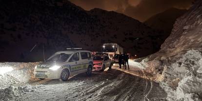 Hakkari-Van kara yoluna düşen çığ temizlendi