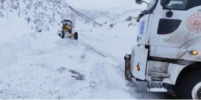 Uludere'de Yolda Kalanların İmdadına Ekipler Yetişti