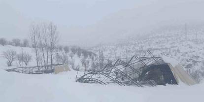 Şırnak'ta Yoğun Kar Yağışı Nedeni ile Halı Sahanın Demirleri Çöktü
