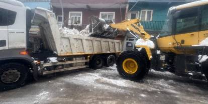 Uludere'de yoğun yağışla biriken kar kamyonlarla ilçe dışına taşınıyor