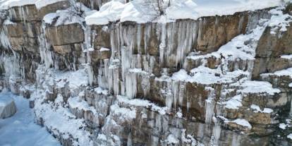Şırnak'ta Dağlarda Buzdan Şelale Oluştu