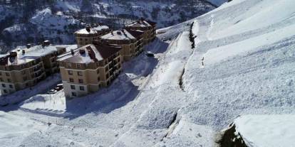 Van’da gece saatlerinde aynı bölgede iki defa çığ düştü