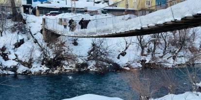 Şırnak'ta 52 Yıl Önce Yapılan Asma Köprüde Kar Nöbeti