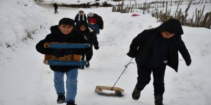 Şırnak'ta Çocukların Kızaklarla Kar Keyfi