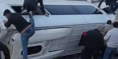 İşçi servisinin şarampole devrilmesi sonucu 10 kişi yaralandı