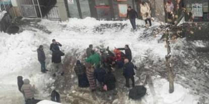 Çatıdan düşen kar kütlesi nedeniyle bir kadın hayatını kaybetti