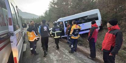 Öğrencileri taşıyan minibüsün şarampole uçması sonucu 17 kişi yaralandı