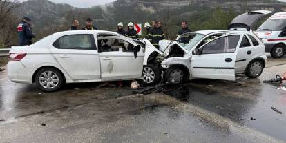 İki Otomobil Kafa Kafaya Çarpıştı: 7 Ölü, 5 Yaralı