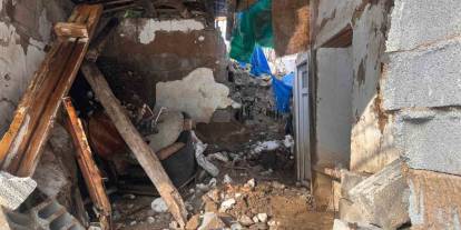 Hakkari’de dağdan kopan kaya bir evin üzerine düştü