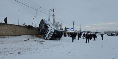 Yolcu otobüsünün devrilmesi sonucu 16 kişi yaralandı