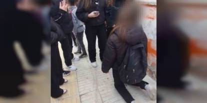 Akran zorbalığı kameraya böyle yansıdı: Diz çöktürüp zorla özür dilettiler