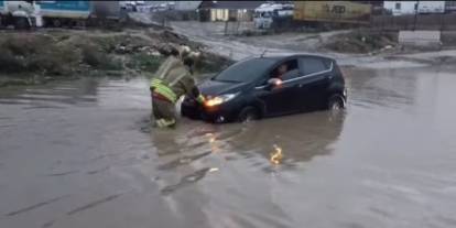 Şırnak’ta Sağanak Hayatı Olumsuz Etkiledi: Araçlar Yolda Kaldı