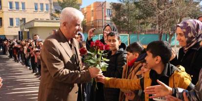 43 Yılda Yüzlerce Öğrenci Yetiştirdi, Çiçek Ve Alkışlarla Emekli Oldu