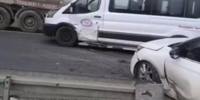 Nusaybin yolunda minibüs ile otomobilin çarpıştığı kazada 2 kişi yaralandı