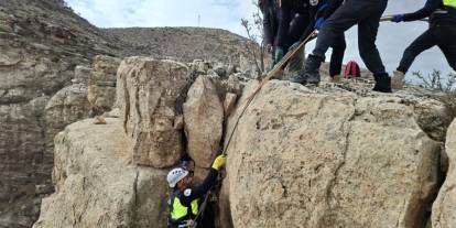 Siirt'te üç gündür mahsur kalan keçi için ekipler yoğun çaba gösterdi