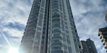 Binanın 10. katından düşen akademisyen yaşamını yitirdi