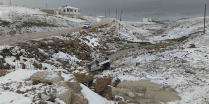 Van’da dereye uçan otomobilde 3 kişi yaralandı