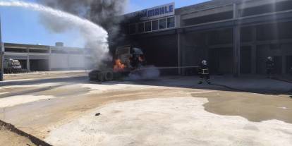 Kızıltepe'de park halindeki tırın çekicisi yandı