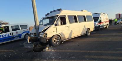 Tarım işçilerini taşıyan minibüsün direğe çarpması sonucu 15 kişi yaralandı