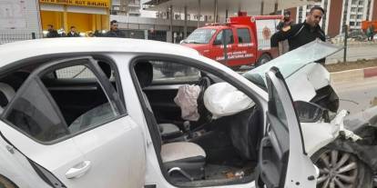 Siirt'te belediye otobüsüne çarpan otomobildeki 3 kişi yaralandı