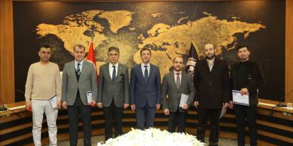 Rektör Alkış’tan Anlamlı Jest: İlahiyat Fakültesi Dergisi Editörlerine Teşekkür Belgesi