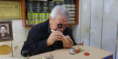 Üç Metrekarelik Dükkanda 60 Yıldır Zamana İnce Ayar Veriyor