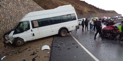 Siirt'te öğrenci servisi ile otomobilin çarpıştığı kazada 12 kişi yaralandı
