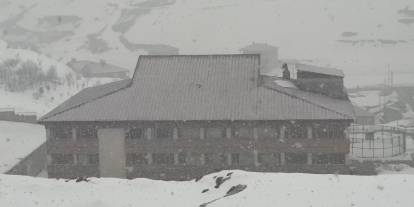 Hakkari’de Lapa Lapa Yağan Kar Şehri Beyaza Bürüdü