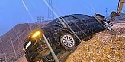 Otomobil yol kenarına savruldu, sürücü yaralandı