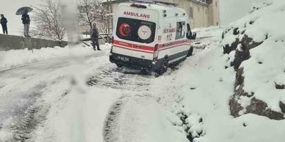 Siirt Kar Yağışı Nedeniyle Yolda Kalan Hastalar Ve Vatandaşlar Kurtarıldı