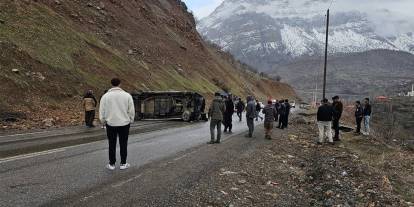 Hakkari’de takla atan otomobilde 2 kişi yaralandı