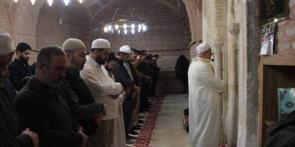 Cizre'deki Tarihi Kırımızı Medrese'de Hatimle Teravih Namazı Kılınıyor
