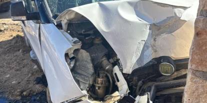 Mardin'de duvara çarpan araçtaki çift yaralandı