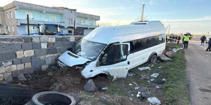 İşçi servis minibüsü duvara çarptı: 12 kişi yaralandı