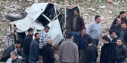 Devrilen otomobil hurdaya döndü: 3 kişi ağır yaralandı