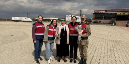 Jandarma kadınları karanfille karşıladı, KADES’i anlattı