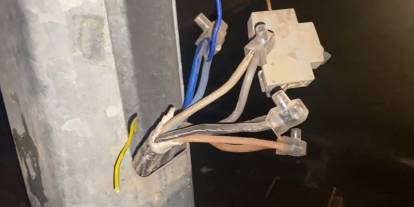 Şırnak ve Şanlıurfa'da Cadde ve Sokak Aydınlatma Direklerinden Evlere Kaçak Elektrik Çektiler