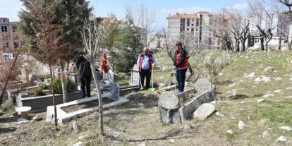 Şırnak'ta bayram öncesi şehit mezarlarında bakım ve onarım yapılıyor