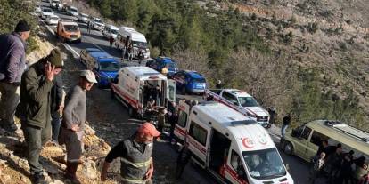 İşçi servisi uçuruma yuvarlandı: 3 kişi öldü, 11 kişi yaralandı