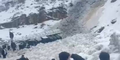 Şırnak’ta tırın üzerine çığ düştü: Sürücü ağır yaralandı