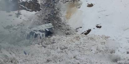 Şırnak’ta tırın üzerine çığ düştü: Sürücü ağır yaralandı