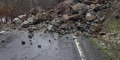 Beytüşşebap’ta kaya düşmesi: Köy yolu ulaşıma kapandı