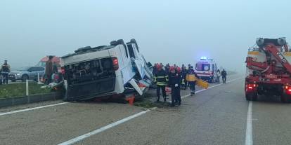 Bayram sabahı feci kaza, yolcu otobüsü devrildi: 2 ölü, 23 yaralı