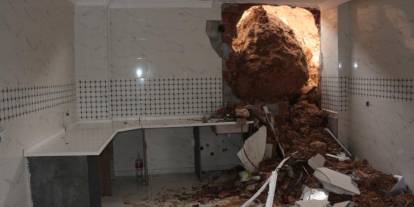 Cizre’de heyelan: Dev kayalar evi yıktı