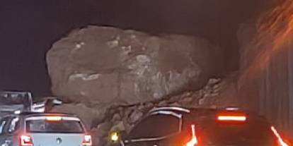 Cizre-Şırnak yolunda o güzergahta dev kaya parçası düştü