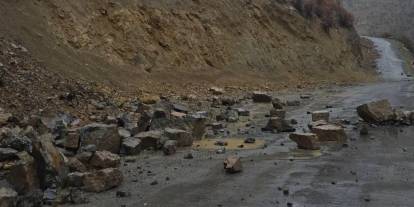 Şırnak’ta Köy Yoluna Kaya Düştü