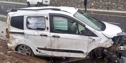 Kamyonetin takla atmasıyla aynı aileden 5 kişi yaralandı