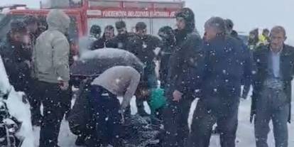 Kamyonetlerin kafa kafaya çarpışması sonucu 1 kişi öldü, 8 kişi yaralandı